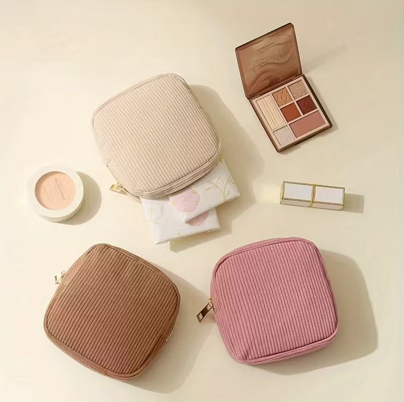 COMPACT MAKE-UP BAG