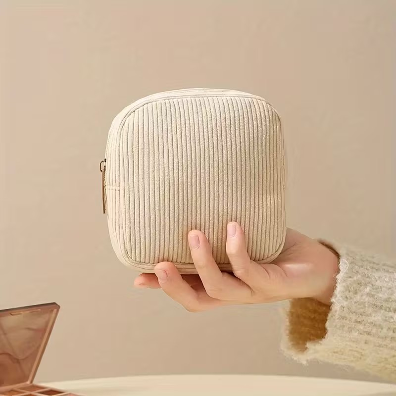COMPACT MAKE-UP BAG