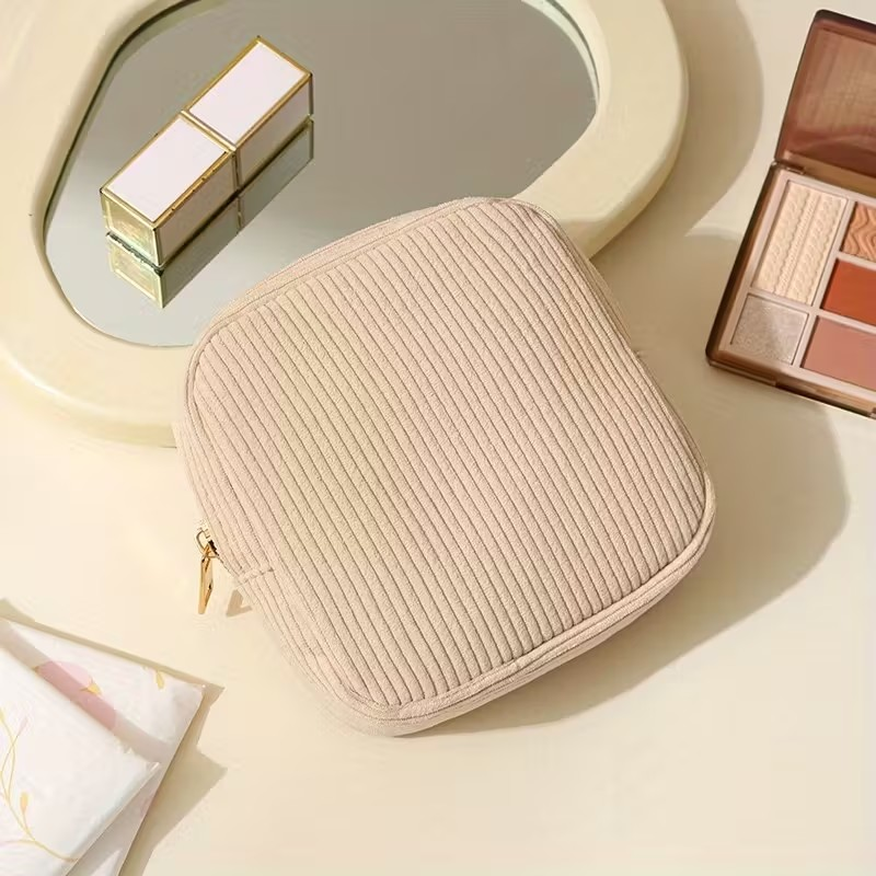 COMPACT MAKE-UP BAG