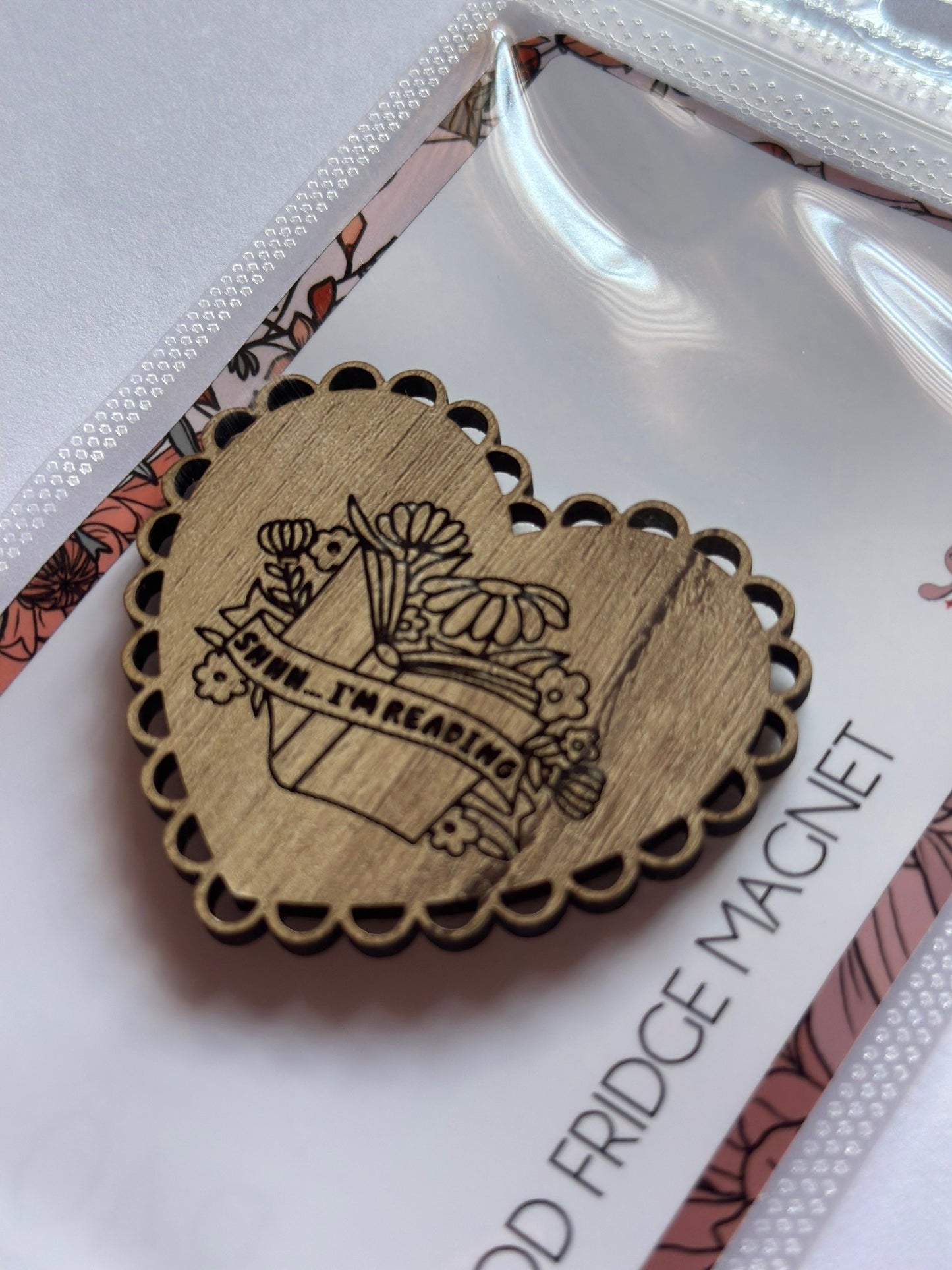 WOOD FRIDGE MAGNET - RI'M READING